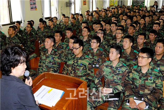 3군사령부 예하부대의 군인대상 성가치관 교육 장면