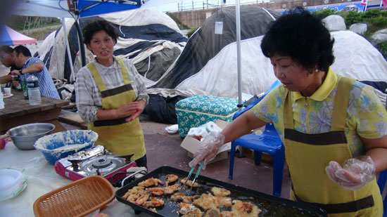 남애항 참가자미 문어축제에서 참가자미를 굽고 있는 모습
