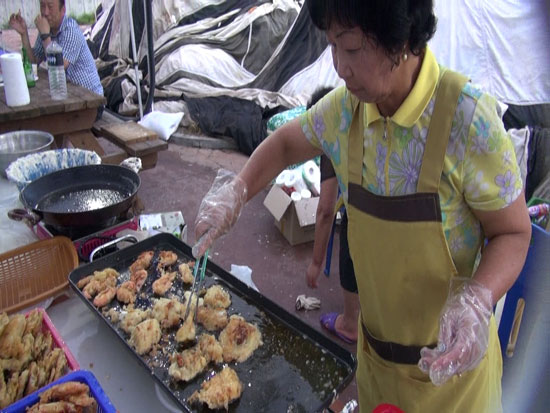 남애항 참가자미 문어축제에서 참가자미를 굽고 있는 모습